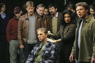 Illustration for article titled Alan Tudyk Leads The Human Resistance Against Ridiculous Alien Cleavage, In New V Stills